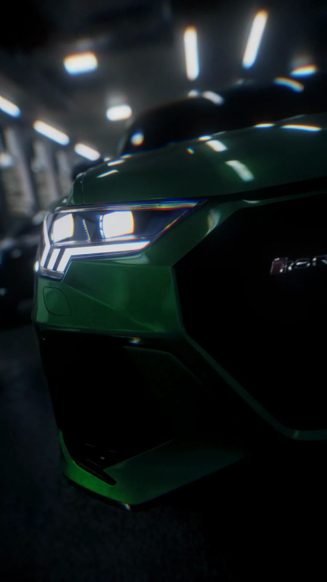 Audi RS verte phares allumés dans un tunnel, vue rapprochée.