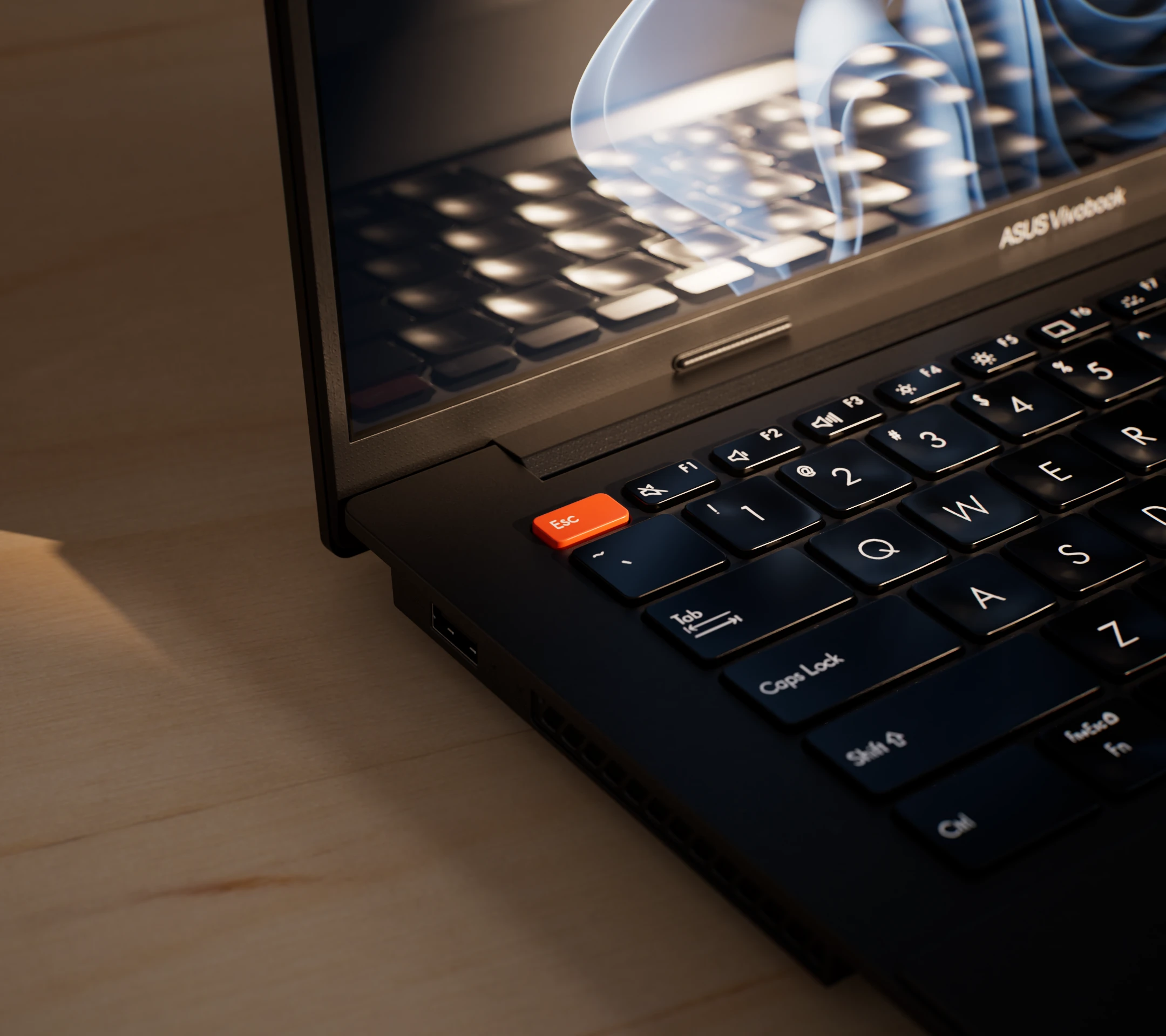 Gros plan sur le clavier, la touche Échap orange et les reflets de l’écran.