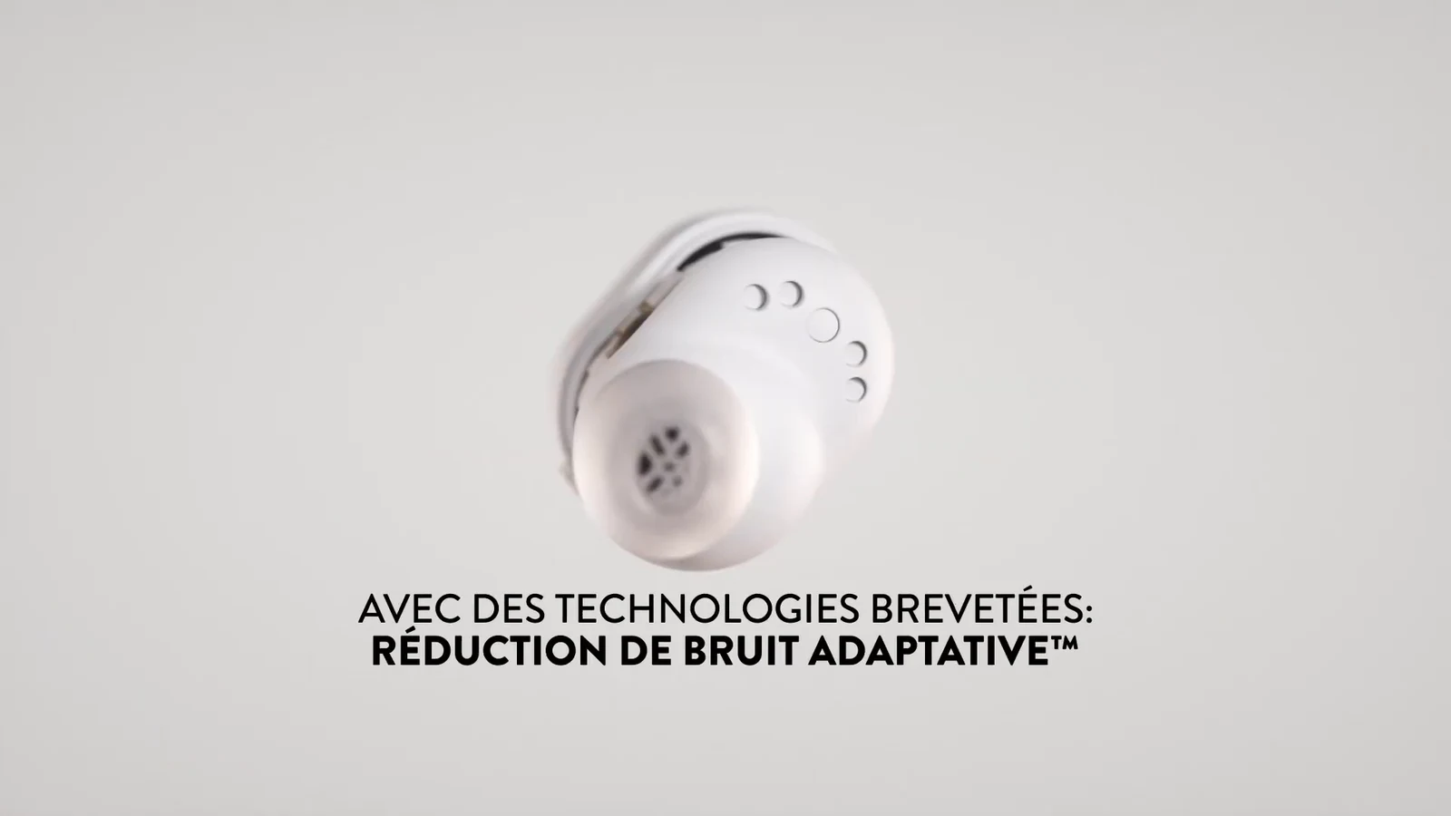 Écouteur Devialet Gemini II en gros plan sur fond clair.