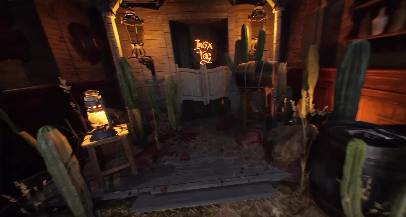 Lanternes et cactus près de l’entrée du saloon.