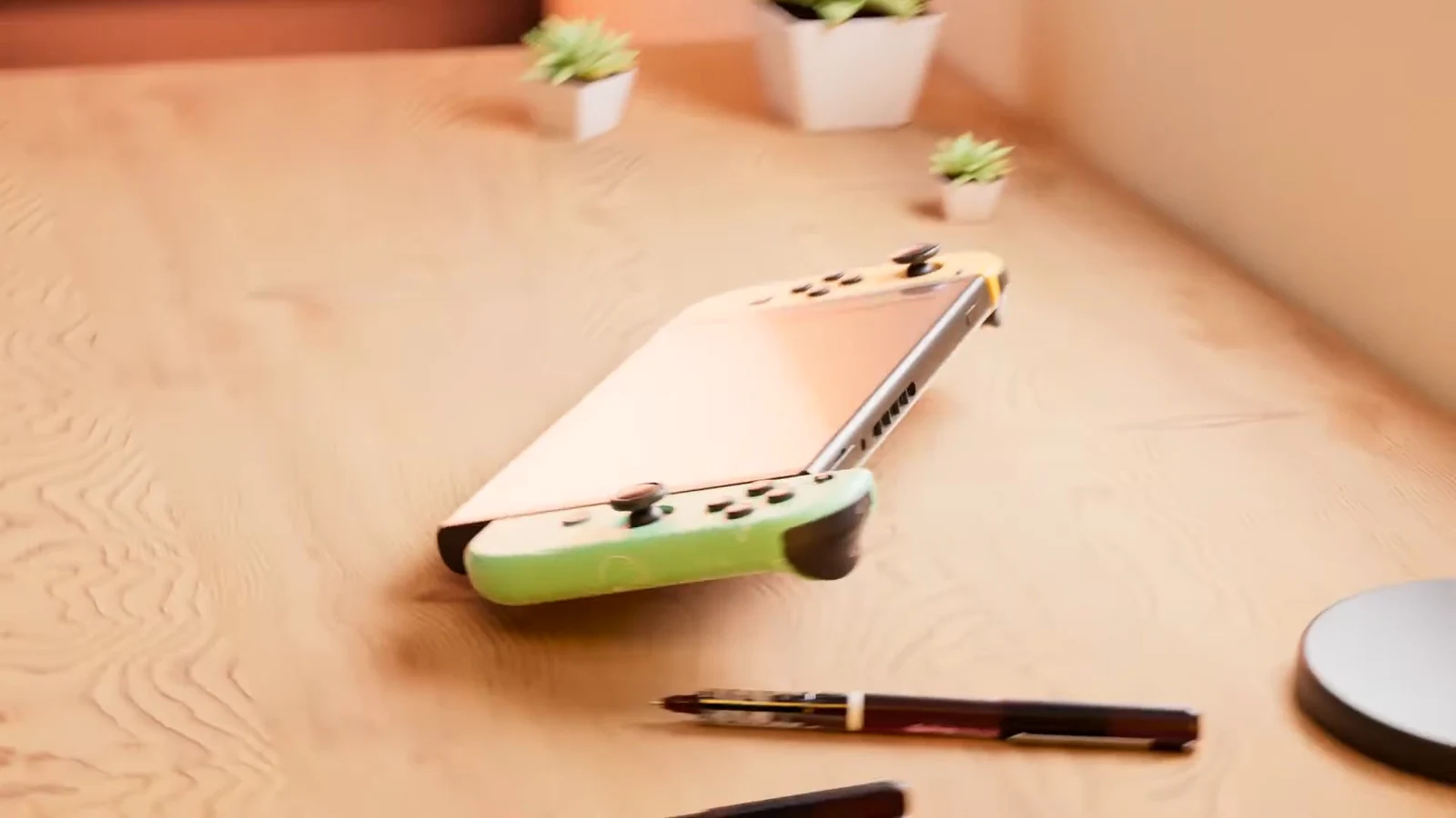 Nintendo Switch sur un bureau avec un décor de jeu miniature.